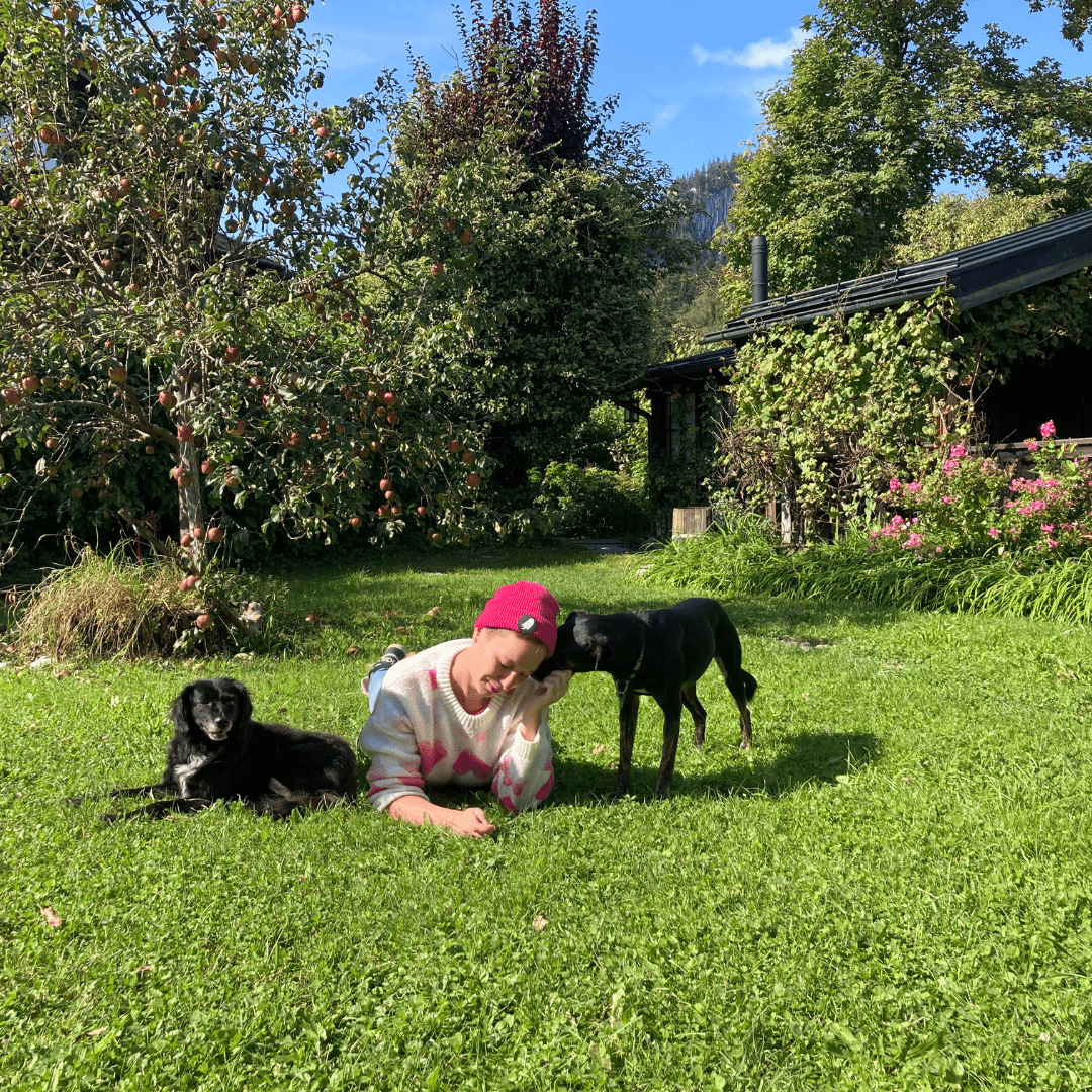 Zwei Frauen mit Hunden
