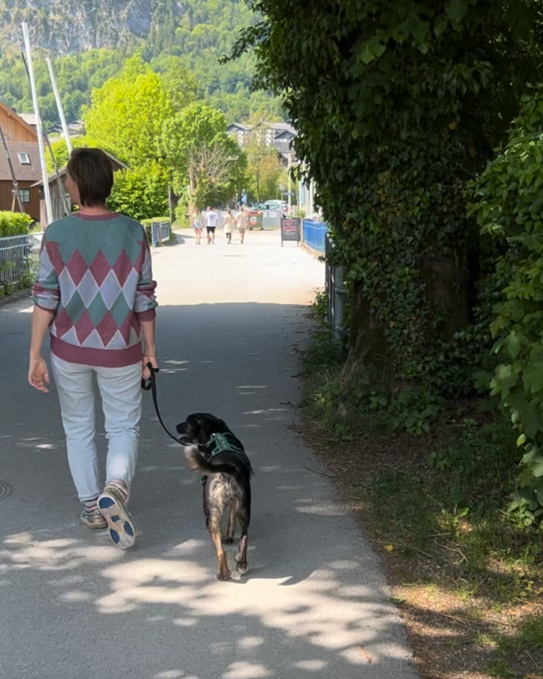 Philine mit Hund an lockerer Leine